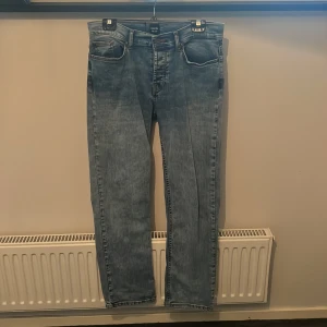 Montén jeans - Monten jeans, storlek 30/30, använda 1-2 gånger, väldigt sköna och bra kvalité. Pris kan diskuteras vid snabb affär. 