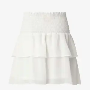 Snygg kjol som tyvärr inte används längre, lånad bild första, skriv om ni vill ha fler bilder💕💕 köpte för 450 kr
