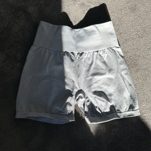 Gymshark Shorts - Grå gymshark shorts, använda några gånger men inga skavanker! 