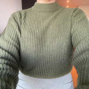 Croppad stickad tröja - Använd få gånger, 100 % akryl, mjuk i materialet