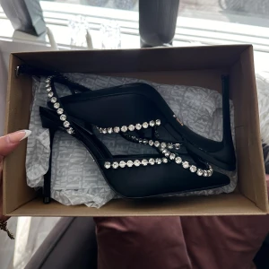 Steve Madden klackskor  - Dessa eleganta Steve madden klackar är i helt nytt skick, har ej använts så de är som nya. Originalpris är 1600 men säljer nu för 1200. Pris kan diskuteras vid snabb affär 