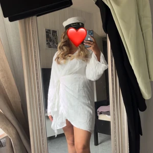 Klänning - Säljer min vita jättefina omlottklänning, använd en gång (på min student) så klänningen är i väldigt gott skick, klänningen är i stl 36 och pris kan diskuteras:)