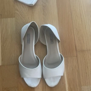 Tofflor/ sandaler/ skor  - Fina skor ifrån Nelly säljer då de ej passar mig! Använt 2 gånger , bra sick 