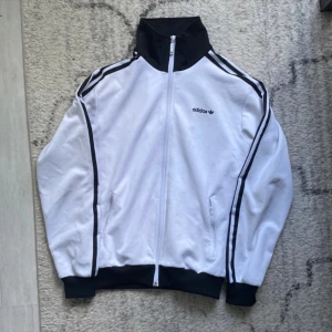 Vintage Adidas Kofta - I bra skick med några tecken på nopper runtom på tröjan  Storlek Small med en rätt tajs passform  Skriv ifall du har några fler frågor!