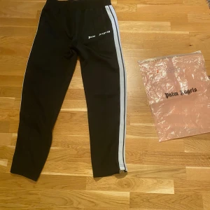 Palm angles byxor - Hej😁 jag säljer mina Palm angles byxor eftersom jag inte använder dom mer. Jag har använt dom typ 4 gånger och tvättat dom en gång. De är storlek L på dom. Det är bara att fråga om de har några mer frågor