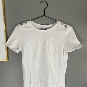 Vit T-shirt  - Cool t-shirt från Zara, med metall brickor på axlarna. Skriv för fler frågor/ diskutera pris m.m 💕