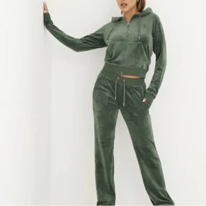 Grönt juciy sett - Använda få tal gånger, säljer pågrund av att de ej kommer till användning. super bra skick 