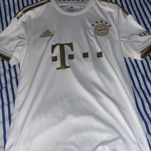 BAYERN MÜNCHEN  - Säljer en helt ny riktigt snygg Bayern München borta tröja från säsongen 2023 (äkta!). Musiala nr 42 på ryggen strl S, nypris 1350 (med trycket på ryggen) mitt pris 650. Kan gå ner i pris vid snabb affär!