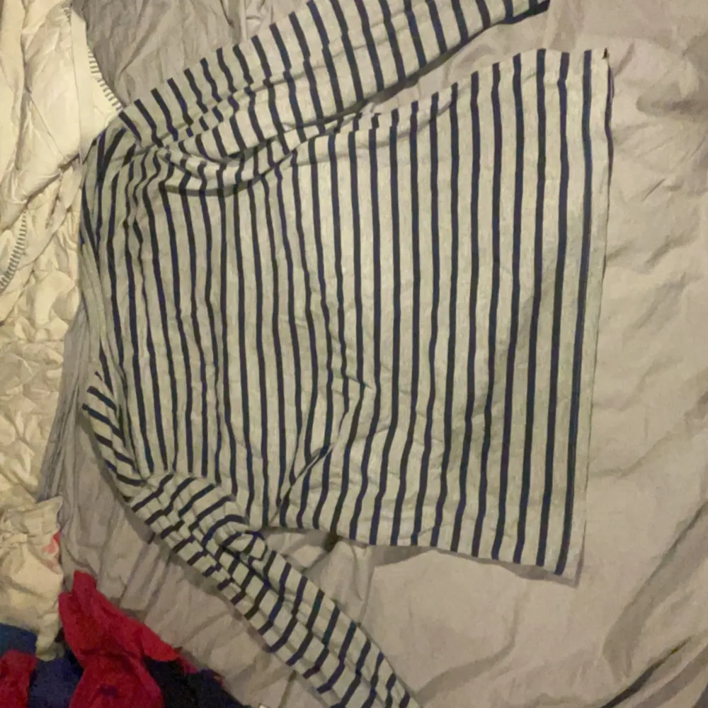 Mitt ex tröja så jag vill bli av med den:) har använts mest som sovtröja.. Tröjor & Koftor.