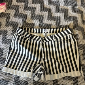 Randiga shorts - Randiga shorts oklart vilken storlek men kan gissa att de är M