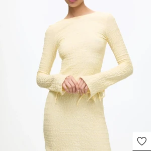 Intressekoll - En mycket eftertraktad klänning från Pull and bear som ständigt tar slut. Lyckades få tag på en xs men den satt inte som jag önskade. Endast provad!!! Lapp kvar mm. Skriv om ni är intresserade!