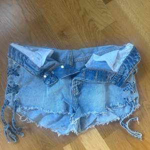 Jätte snygga och coola jeansshorts med detaljer på sidorna.  De är högmidjade men själv brukar jag vika ner de som på bilden och då sitter de snyggt på och blir lågmidjade 💓  Storleken är 36 och de har nästan aldrig använts 💓