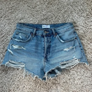 Jeansshorts  - Helt nya jeansshorts ifrån zara, endast testade! Men tog bort lappen för snabbt! Storlek 38 men passar 36/S också! 💝🌸 nypris 329kr