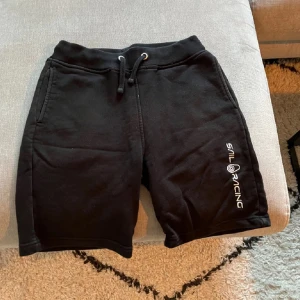 Sail Racing Shorts - Sail Racing shorts i storlek 170 som passar small. Köpt här på plick men säljer för de var för små.