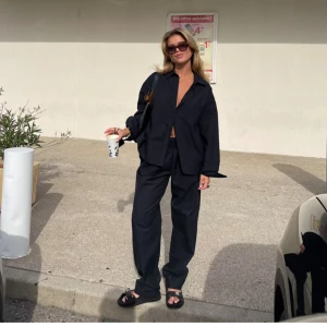 Helt breezy set - Helt breezy det i svart! Både byxorna och skjortan alltså. Nypris 2300 för hela setet