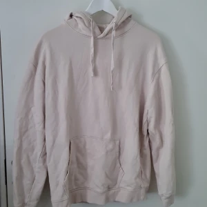 Vit huvtröja  - Använd ett par gånger bara. Inga hål eller fläckar. Fint skick. 