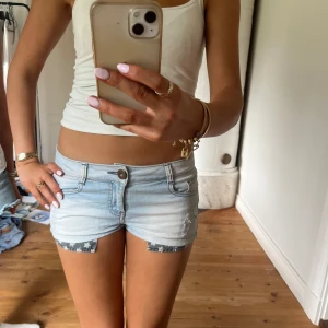 Lågmidjade vintage shorts  - Lågmidjade vintage shorts  Jag på bilden är 170cm.  Midjemåttet: 38cm (rätt över )  Längd: 22cm Inga defekter 💕 använd dig utav köp nu🫶