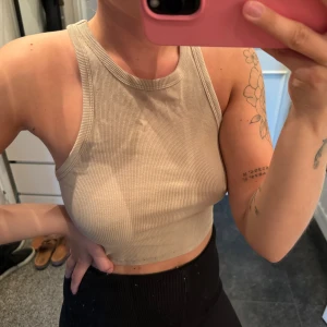 Beige crop top  - Beige linne/crop top från Zara i stl M. Stretchig så passar även mig som vanligtvis har S. Använt fåtal gånger så skicket är som nytt!! 