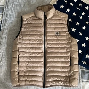 Stone Island väst - Stone Island väst köpt på NK i Göteborg för 5699. Använd tre gånger och är fortfarande som ny. Den är i storlek medium. 