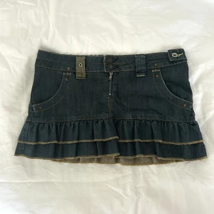 Jeanskjol med volang  - SÅÅ SNYGG jeanskjol från Mango. Passar xs-s. Färgen är mer som på sista bilden 