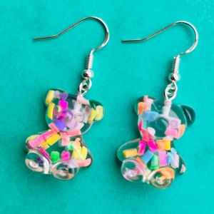 Nallar örhängen 🧸 - Nickelfria krokar. Kan hämtas i Hornstull i Stockholm. 🧸