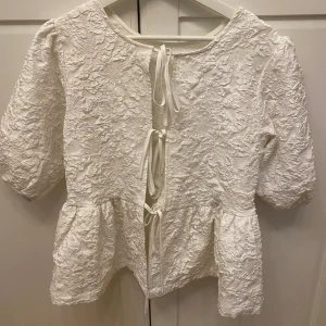Vit blus - Supersöt vit blus med mönster från By IO, köpt på Vinted. Blusen är i storlek S och är i superfint skick, ser oanvänd ut, och säljs pga att den inte kommer till användning🤍
