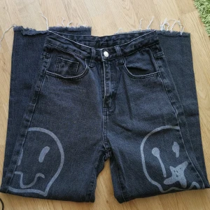 Mörkgråa jeans - Skitsnygga jeans i väldigt fint skick. Mörkgråa med coolt motiv på benen. 