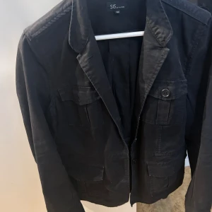 Jacka - Den är tunn och i som en kavaj-passform