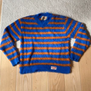 Stickad Andersson Bell tröja - Sparsamt använd Mått: bredd: 55cm längd:65