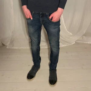 Tiger of sweden jeans  - Storlek 31/32 || Modrllen är runt 180 cm || Fin färg perfekt inför sommaren || Skick 9/10 inga defekter || Fråga vid minsta fundering ☀️