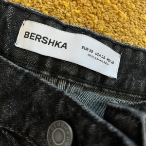Jorts - Jorts från Bershka. Enbart använts 2 gånger och har en bra passform.Size 38. 