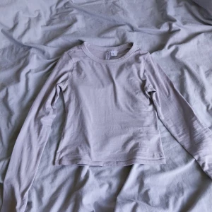 Grå långärmad tröja💞 - Den är i väldigt gått skick. Den är ganska kort i magen 💕