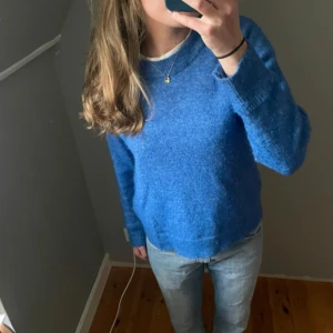 Blå finstrimlad tröja  - Jättefin stickad tröja från second Female som tyvärr inte kommer till användning. I väldigt bra skick och använd fåtal gånger. Storlek L!😊