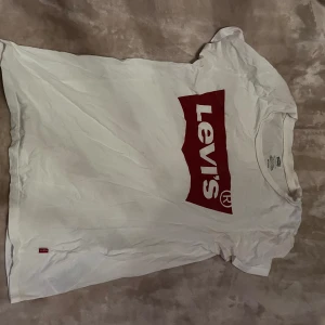Levis tröja  - T shirt från levi. Skriv till mig vid frågor, svarar så snabbt jag kan!❤️