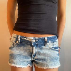 Låga jeansshorts med coolt ”mönster” och färger!❤️ storlek s/xs
