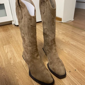 ASOS western boots - Western boots från ASOS.  Använd en gång (en kort stund).  I originalförpackning.  Färgen är en lite mer varmare beige/brun i verklighet.  Jättefina men tyvärr för stora för mig.  Storlek: 37 (wide fit)  Originalpris: SEK 709 