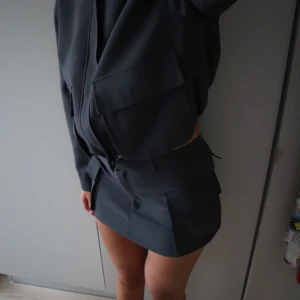 Set från Pull&Bear  - Jättefint set från pull&bear, säljs pga cargokjolen sitter för tight på mig. Helt oanvänt. Kjolen är kort men har man en mindre rumpa/höfter så blir den perfekt   Nypris 800 för hela setet.  Strl S på jackan Strl M på kjolen 