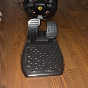 Thrustmaster T80 RW Ferrari Ratt och pedal (Ps4-Ps3-Pc - Fick den i julklapp för några år sen när jag hade ps4 nu när jag har fått ps5 så vill jag inte ha ratten längre och ska köpa en ny som fungerar till ps5 vilket den här inte gör. Den funkar bra och de finns inga konstigheter. bara möten med denna vara