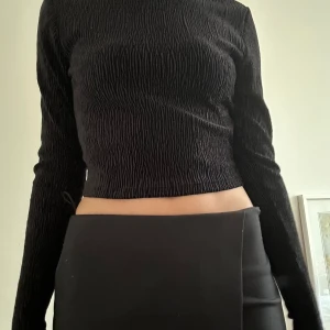 Fin blus - En svart fin top från HM. Den är i storlek S och är perfekt på lite kallare ute kvällar. Pris kan diskuteras 