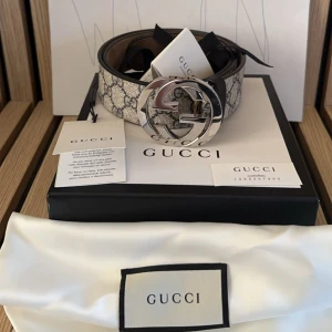 Gucci Supreme Belt - Gucci supreme belt🤑  -Storlek: 95 (Finns flertal hål) -Skick: 8/10 -Pris: 2980kr -Nypris: 4800kr -Frakt: Ingår📦  Og: ALL OG, Digitalt kvitto, Box, Dustbag Tveka inte att höra av dig vid minsta frågan!