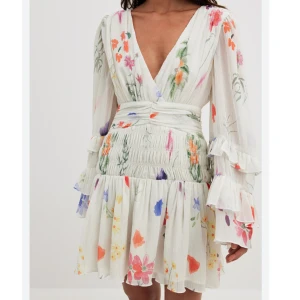 Sanna Jörnvik x NA-KD - Jättefin klänning! Endast använd 2-3 gånger 💐💝