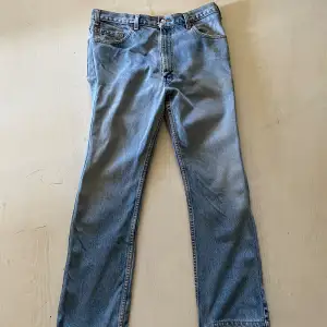 Säljer dessa feta jeans från Levis. Modellen är ”Levis 505”. Storleken är 36, 34. Men midjan är sydd från tidigare ägare som man kan se på bild nr. 3. Så där ser det ut på några ställen runt midjan. Så skulle tippa på att midjan är 32. Kom dm vid fr.
