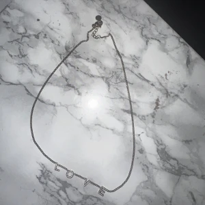 Edblad halsband - Fint guldigt edblad halsband ser silver ut pga blixt.