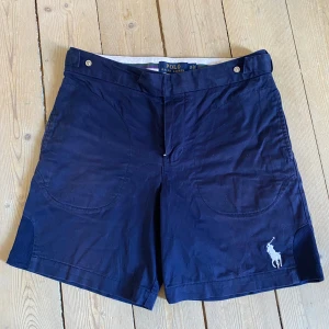 Ralph Lauren shorts - Säljer dessa snygga träningsshorts! Midjemått rakt över = 36 cm
