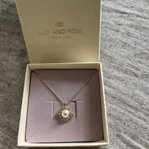 Lily and rose halsband - Halsband från Lily and rose jewellery. Emily pearl necklace- Rosaline Aldrig använt. Nypris 349kr