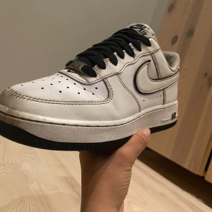 Säljer AF1 white/black  - Säker air force one. Dem är ungefär 6 månader gamla och ganska andvända. ( i högra skon så är hälen sönder, det går fortfarande att andvända såklart men så ni vet) under skon på vänster har små hål som ni ser på bilden men man mäster ingenting. 