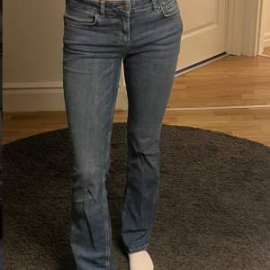 bootcut jeans från Zara, lågmidjade, sitter jättebra, används inte