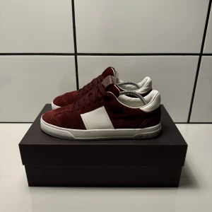 Valentino Flycrew - Valentino Flycrew, skorna är i toppen skick. Alla nitar kvar, skolåda samt dustbag medföljer! Storlek 41 passar 42, hör av er vid minsta fundering! 👟😄