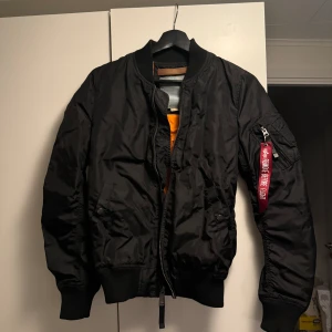 Alpha industries dam bomberjacka  - I fint skick, säljes då den inte passar längre. Använd Max 2 ggr 