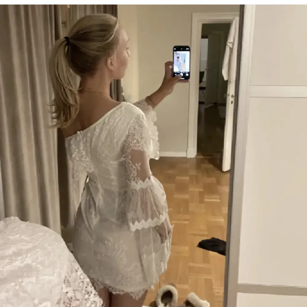 Jättefin vit klänning i spets💗 aldrig använd, storlek m men passar även s💗 Pris går att diskuteras!. Mekot.